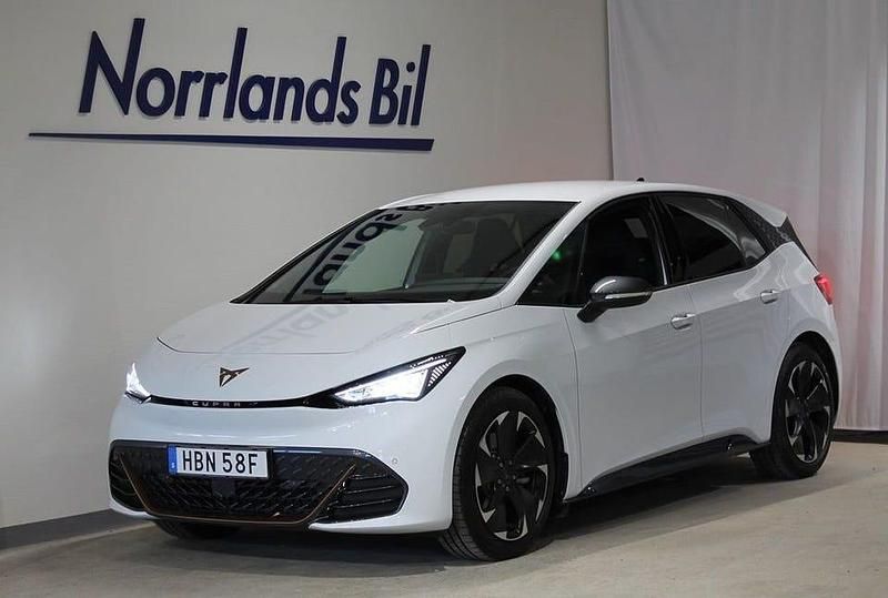 Vit (glacial white metallic) Ny 2025 Cupra Born e-Boost Halvkombi | 399 900 kr (Dyr) - Bild 1/4