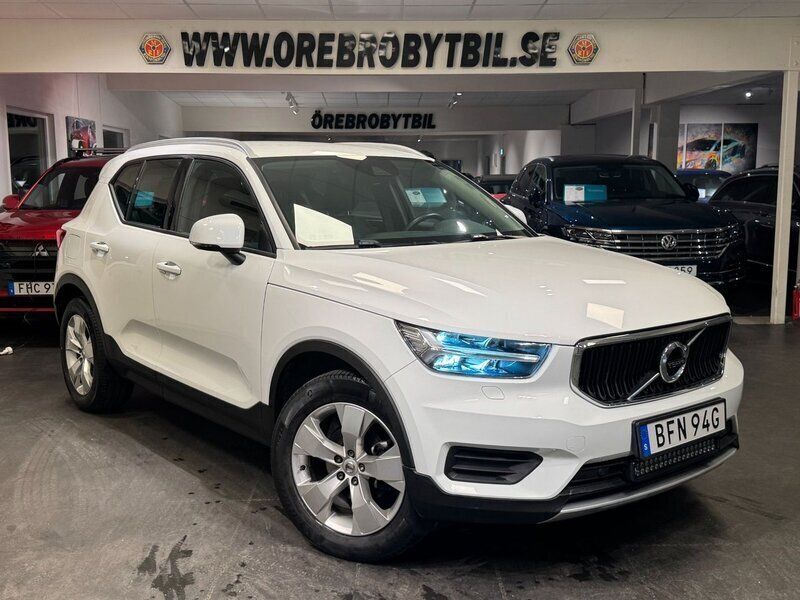 Vit Begagnad 2020 Volvo XC40 Momentum SUV | 259 500 kr (Lite dyr) - Bild 1/4