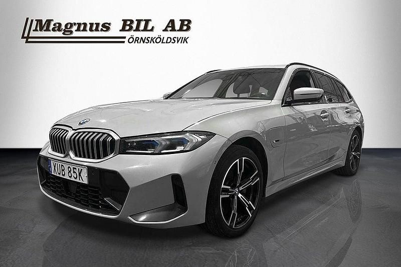Grå Begagnad 2023 BMW 330e M Sport Kombi | 369 900 kr (Dyr) - Bild 1/3