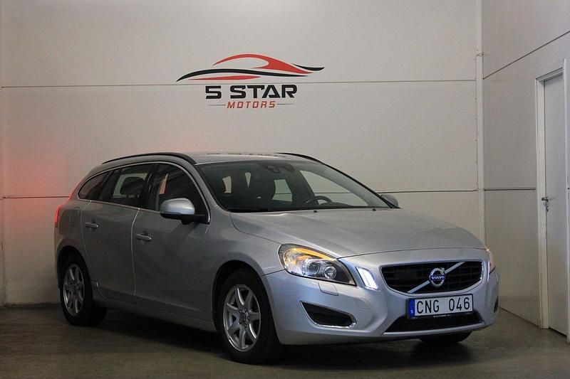 Ljusgrå Begagnad 2010 Volvo V60 Momentum Kombi | 79 900 kr (Marknadspris) - Bild 1/4