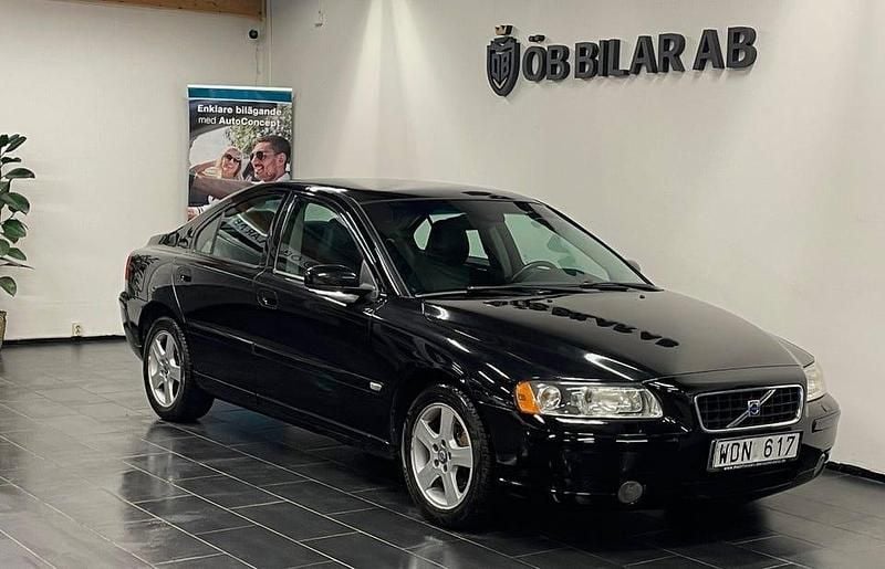 Svart Begagnad 2005 Volvo S60 Momentum Sedan | 49 900 kr (Marknadspris) - Bild 1/4