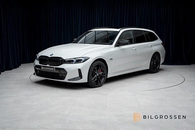 Begagnad BMW 330 M Sport 292 HK (214 kW) 2023 Vit Kombi