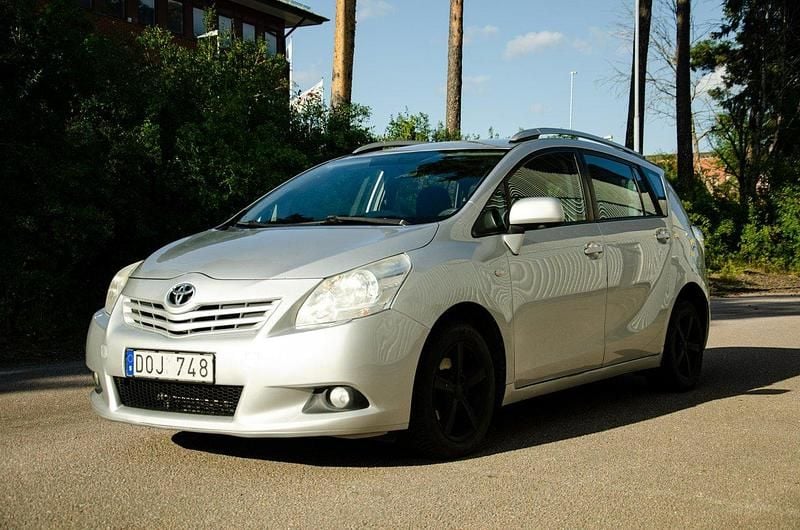 Silver Begagnad 2010 Toyota Verso Minibuss | 59 900 kr (Marknadspris) - Bild 1/4
