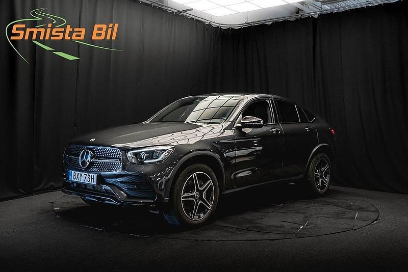Grå Begagnad 2020 Mercedes GLC300e AMG Sportkupé | 448 900 kr (Bra pris) - Bild 1/3