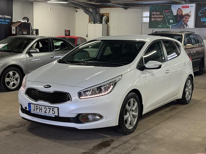 Begagnad Kia Ceed Comfort 110 HK (80 kW) 2014 Vit Halvkombi