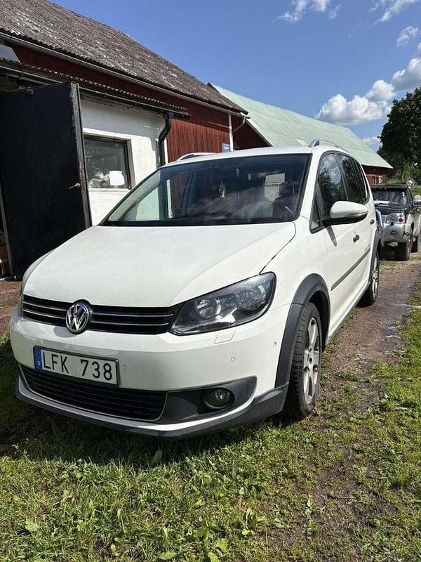 Vit Begagnad 2013 VW Touran Cross Minibuss | 72 000 kr (Superpris) - Bild 1/4