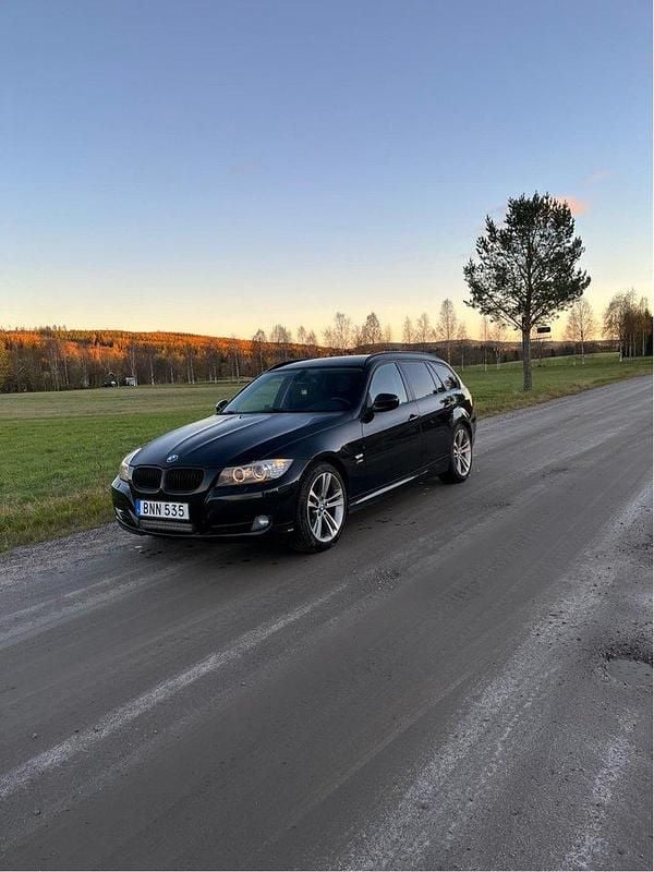 Svart Begagnad 2010 BMW 320 Kombi | 72 000 kr (Marknadspris) - Bild 1/4