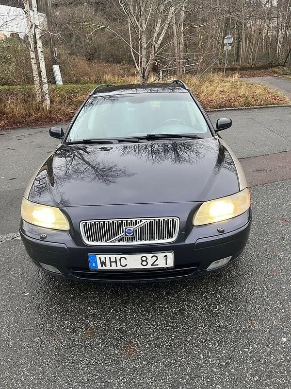 Blå Begagnad 2004 Volvo V70 Momentum Kombi | 27 000 kr (Bra pris) - Bild 1/4
