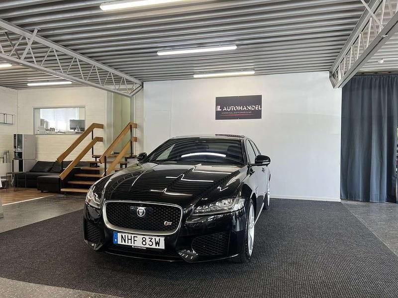 Svart Begagnad 2017 Jaguar XF S Sedan | 279 900 kr - Bild 1/4