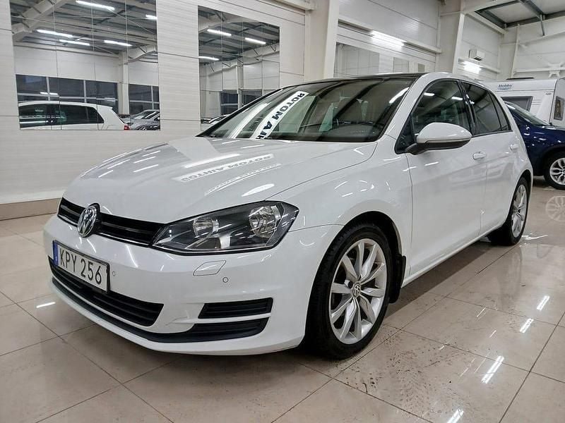 Vit Begagnad 2016 VW Golf VII Halvkombi | 96 900 kr (Marknadspris) - Bild 1/4