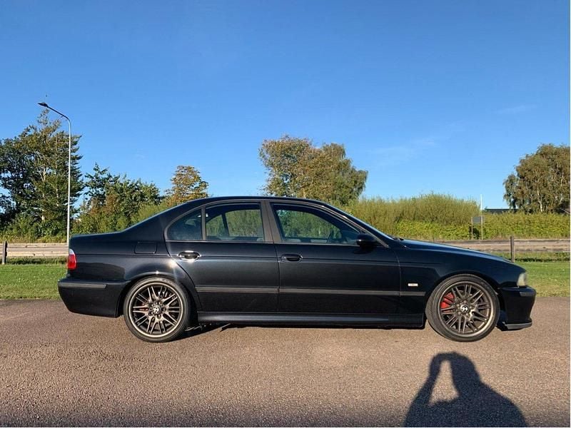 Svart Begagnad 2001 BMW 520 M Sport Sedan | 65 000 kr - Bild 1/4