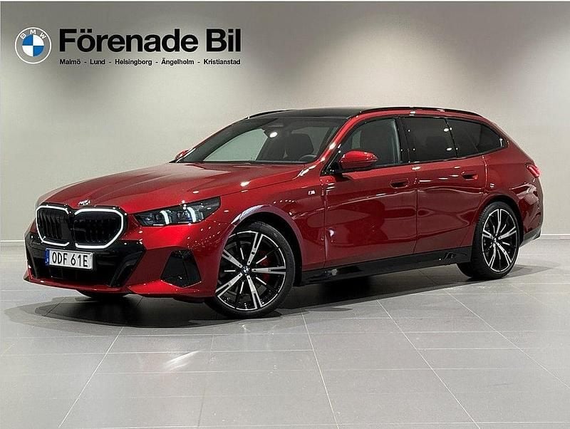 Röd Begagnad 2024 BMW 520 M Sport Kombi | 669 000 kr (Dyr) - Bild 1/4