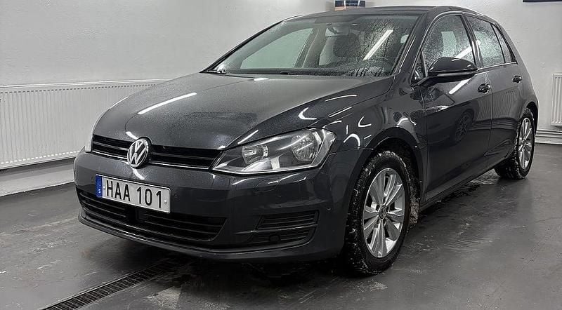 Mörkgrå Begagnad 2015 VW Golf VII Halvkombi | 82 900 kr (Marknadspris) - Bild 1/4