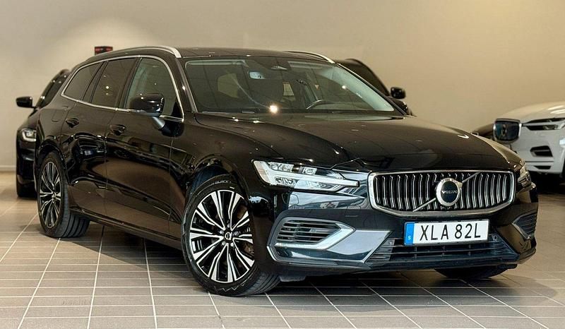 Svart Begagnad 2023 Volvo V60 Core Kombi | 342 900 kr (Marknadspris) - Bild 1/4