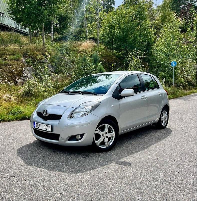 Silver Begagnad 2011 Toyota Yaris Halvkombi | 62 000 kr (Marknadspris) - Bild 1/4
