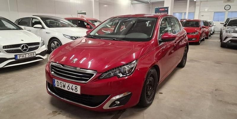 Ljusröd (röd) Begagnad 2017 Peugeot 308 Allure Halvkombi | 113 000 kr (Marknadspris) - Bild 1/4