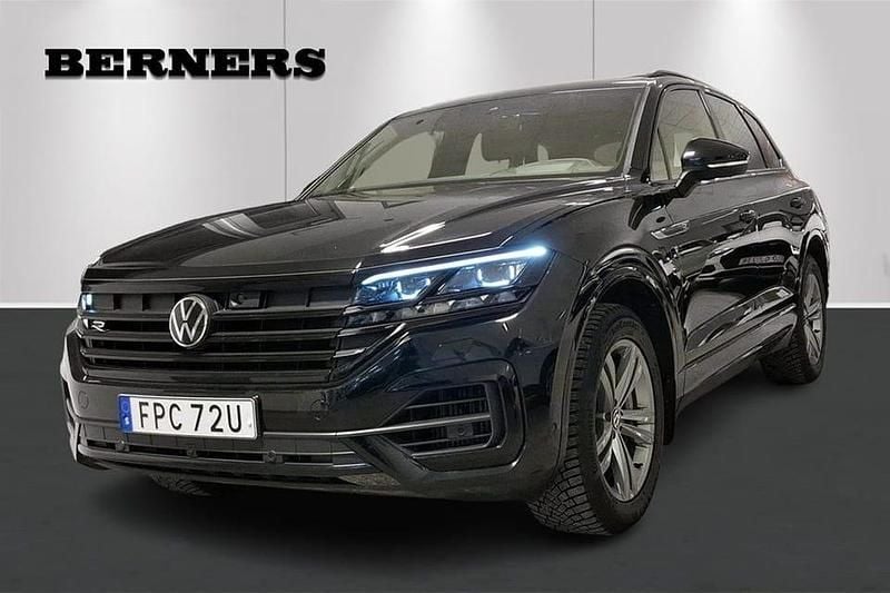 Svart Begagnad 2023 VW Touareg R SUV | 689 900 kr (Marknadspris) - Bild 1/4