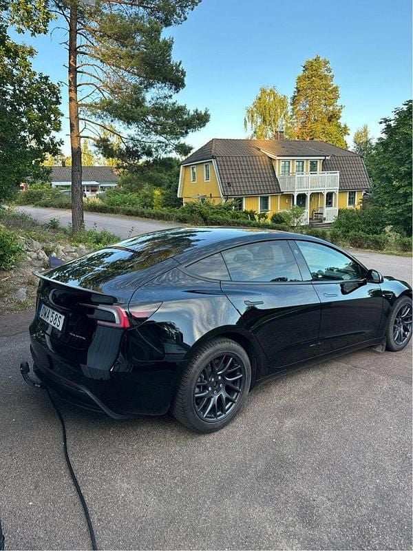Svart Begagnad 2024 Tesla Model 3 Long Range AWD Sedan | 480 000 kr - Bild 1/3