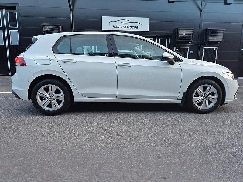 Vit Begagnad 2020 VW Golf VIII Halvkombi | 169 900 kr (Marknadspris) - Bild 1/4