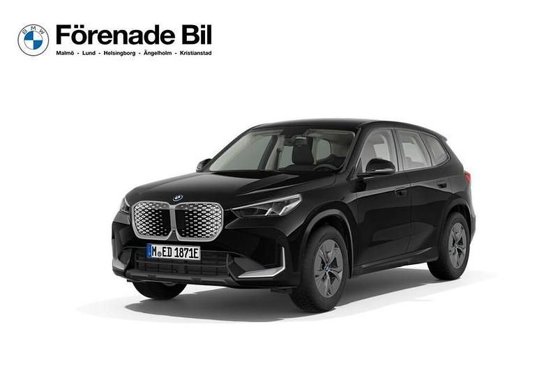 Svart Begagnad 2024 BMW iX1 Shadowline SUV | 499 898 kr - Bild 1/4