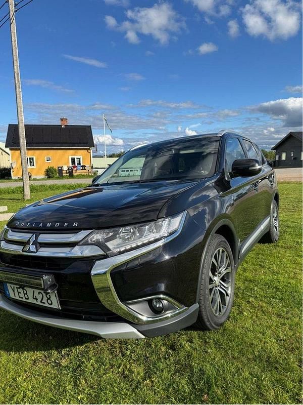 Svart Begagnad 2016 Mitsubishi Outlander SUV | 179 000 kr (Marknadspris) - Bild 1/4