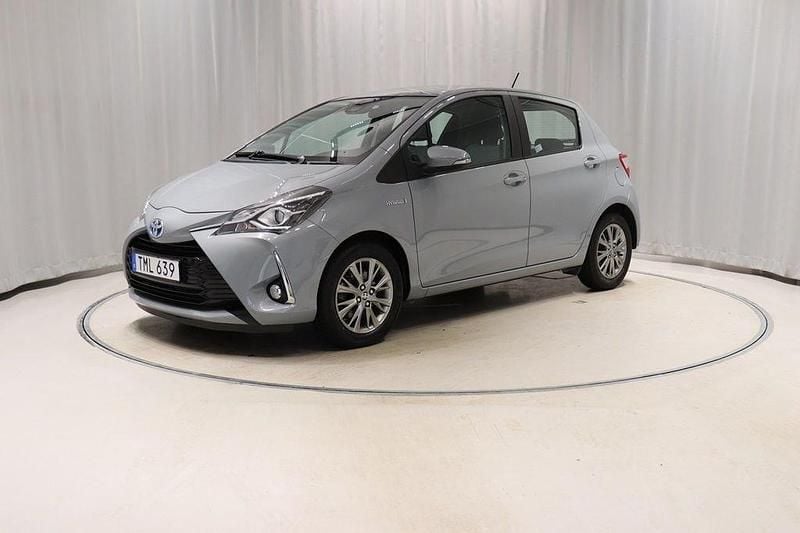 Grå Begagnad 2018 Toyota Yaris Hybrid Halvkombi | 158 800 kr (Bra pris) - Bild 1/4
