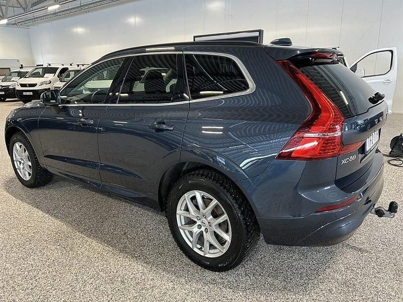 Begagnad Volvo XC60 Momentum 197 HK (144 kW) 2021 Mörkblå SUV