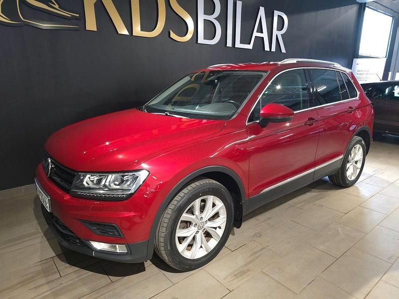 Begagnad VW Tiguan Executive 180 HK (132 kW) 2016 Mörkröd SUV