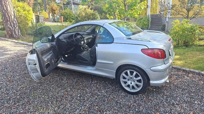 Grå Begagnad 2003 Peugeot 206 CC Cab | 29 000 kr (Superpris) - Bild 1/4