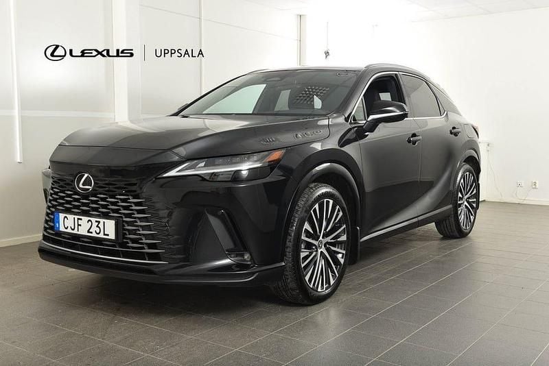 Svart metallic Begagnad 2023 Lexus RX450h+ Executive Line | 679 900 kr (Marknadspris) - Bild 1/4