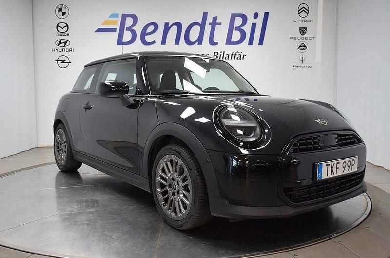 Svart Begagnad 2024 Mini Cooper Essential Halvkombi | 294 500 kr - Bild 1/3