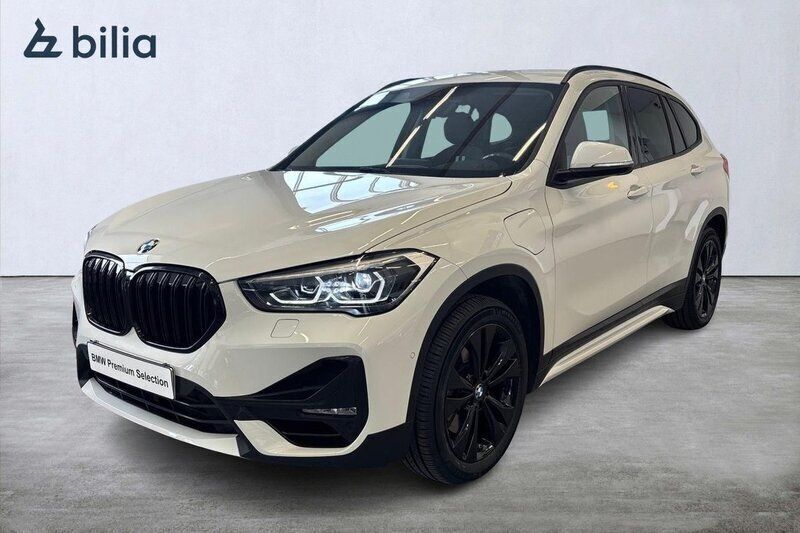Vit Begagnad 2021 BMW X1 Sport Line SUV | 319 000 kr (Marknadspris) - Bild 1/3