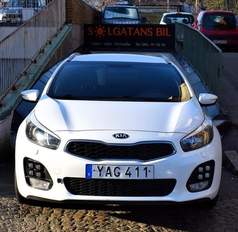 Vit Begagnad 2016 Kia Ceed Sportswagon GT-Line Kombi | 75 800 kr (Bra pris) - Bild 1/4