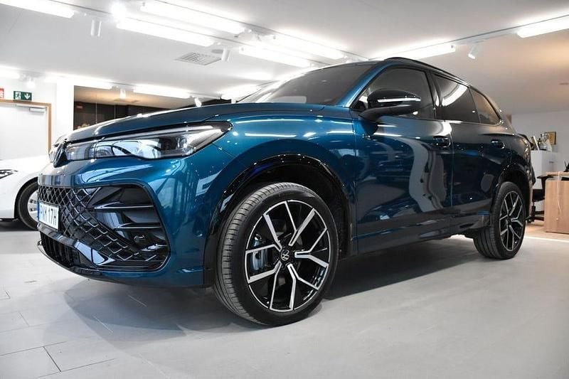 Mörkblå Begagnad 2025 VW Tiguan R-line Edition SUV | 519 800 kr (Dyr) - Bild 1/2