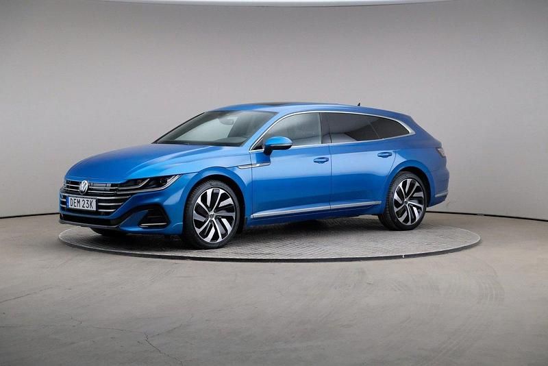 Blå (kingfisher blue (metallic)) Begagnad 2022 VW Arteon R-line Kombi | 299 000 kr (Marknadspris) - Bild 1/4