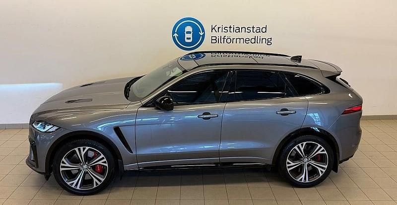 Begagnad Jaguar F-Pace SVR 551 HK (405 kW) 2023 Grå SUV