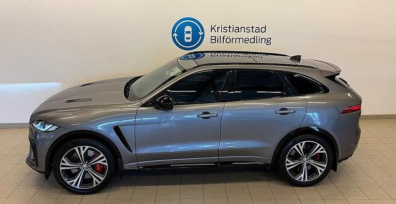 Begagnad Jaguar F-Pace SVR 551 HK (405 kW) 2023 Grå SUV