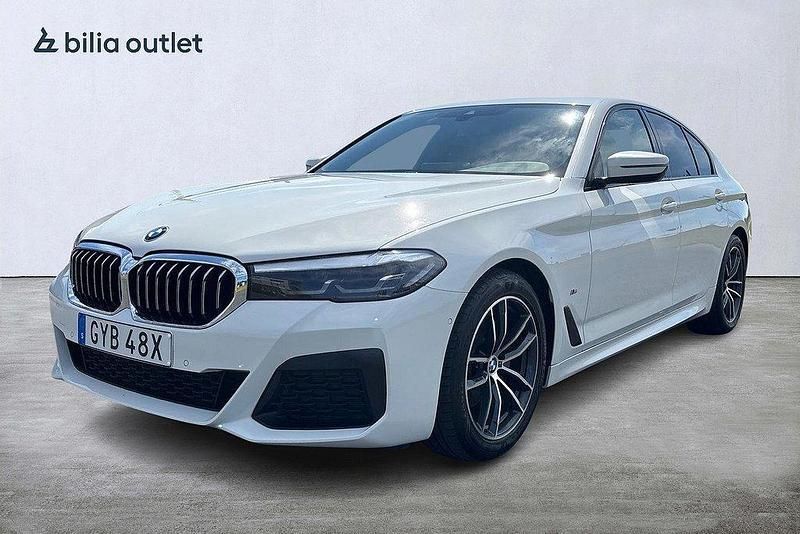 Vit Begagnad 2021 BMW 520 M Sport Sedan | 389 900 kr (Marknadspris) - Bild 1/4