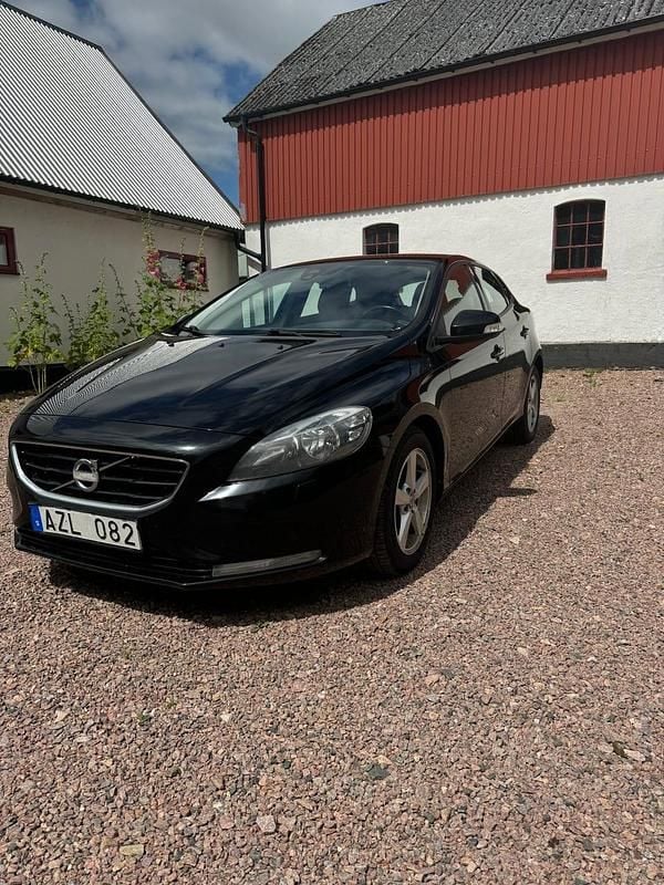 Begagnad 2014 Volvo V40 Halvkombi | 58 900 kr (Marknadspris) - Bild 1/4