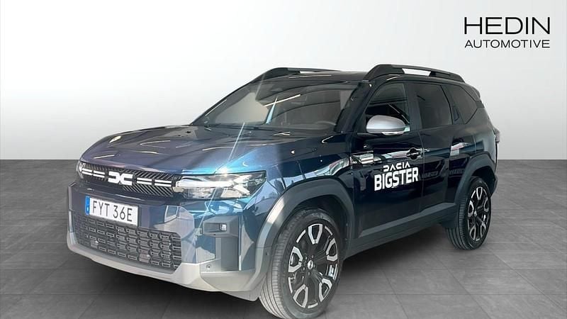 Blå (blue) Begagnad 2025 Dacia Bigster Journey SUV | 364 900 kr (Marknadspris) - Bild 1/4