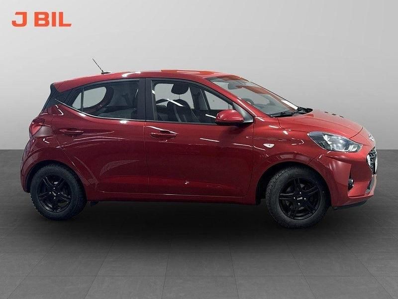 Röd Begagnad 2022 Hyundai i10 Essential Halvkombi | 139 900 kr (Marknadspris) - Bild 1/4