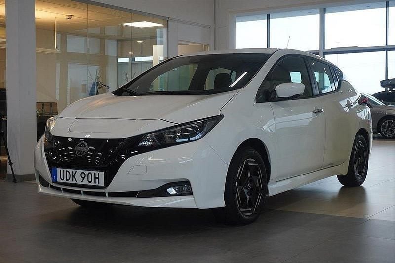 Vit Begagnad 2023 Nissan Leaf Acenta Halvkombi | 198 800 kr (Marknadspris) - Bild 1/4