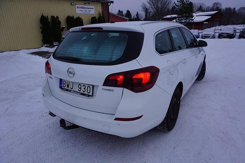 Begagnad Opel Astra 140 HK (102 kW) 2011 Vit Kombi