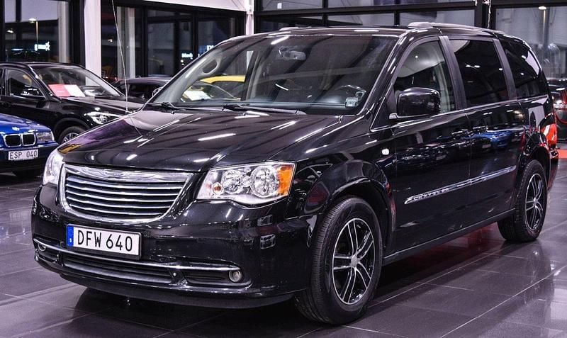 Svart Begagnad 2014 Chrysler Town & Country Minibuss | 109 900 kr - Bild 1/4