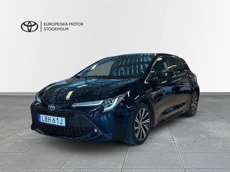 Mörkblå (blåmetallic) Begagnad 2021 Toyota Corolla Style Halvkombi | 234 900 kr (Marknadspris) - Bild 1/4
