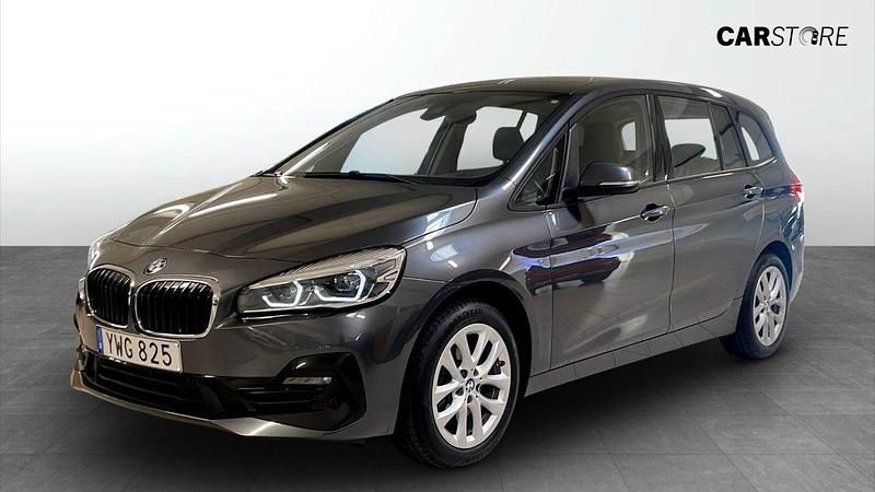 Grå (grey) Begagnad 2018 BMW 218 Gran Tourer Sport Line Minibuss | 174 900 kr (Marknadspris) - Bild 1/4