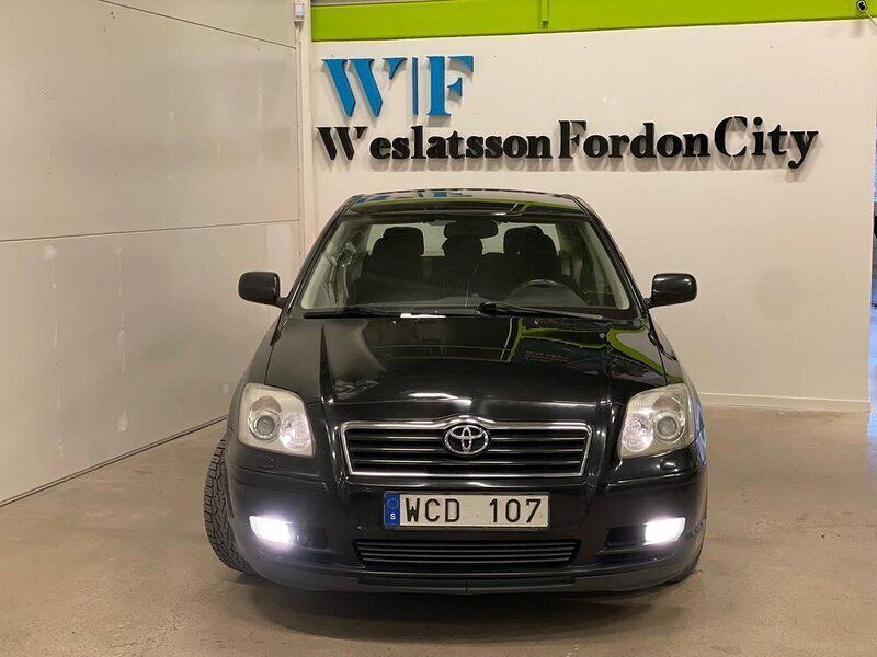Svart Begagnad 2003 Toyota Avensis Sedan | 29 900 kr - Bild 1/4