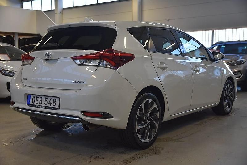 Begagnad Toyota Auris Active 116 HK (85 kW) 2016 Vit Halvkombi