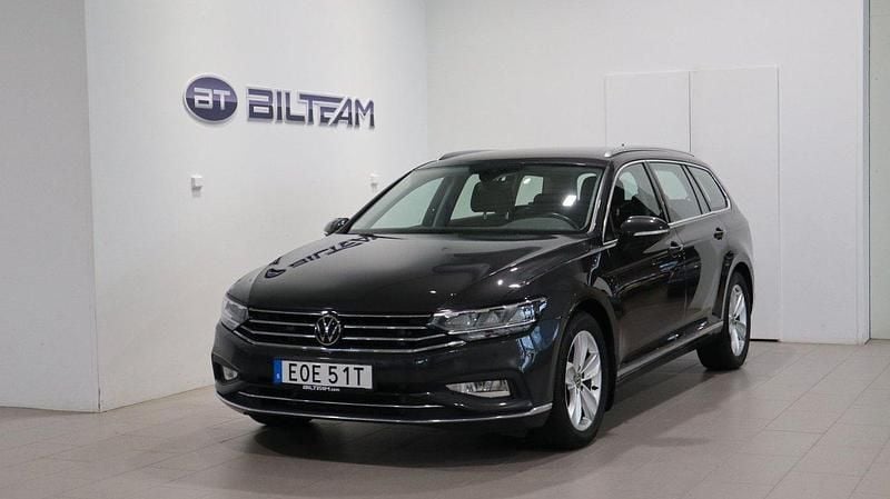 Mörkgrå Begagnad 2023 VW Passat GT Kombi | 359 900 kr (Lite dyr) - Bild 1/4