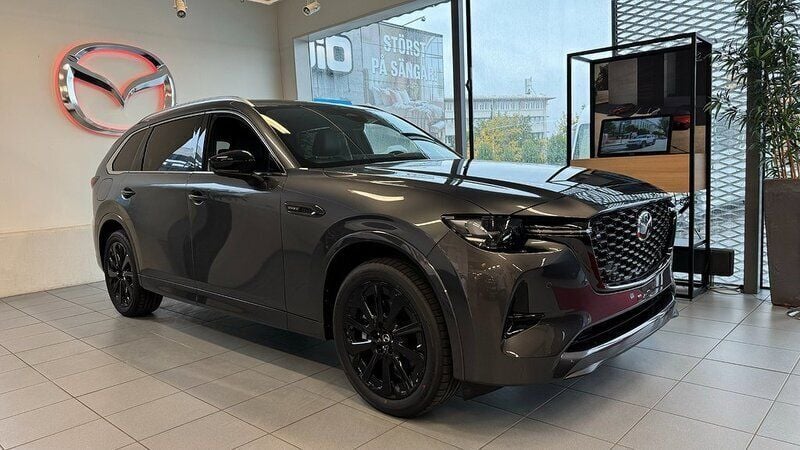 Machine grey metallic Ny 2024 Mazda CX-80 Homura-Line SUV | 676 000 kr (Marknadspris) - Bild 1/4